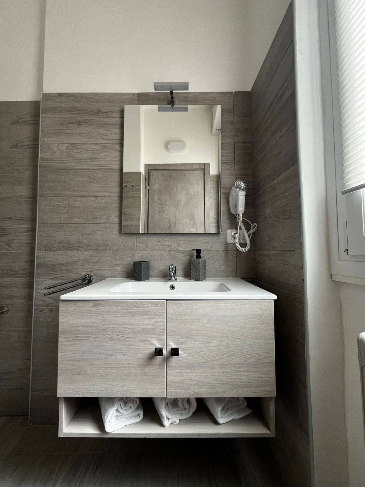 Bagno con lavabo e specchio