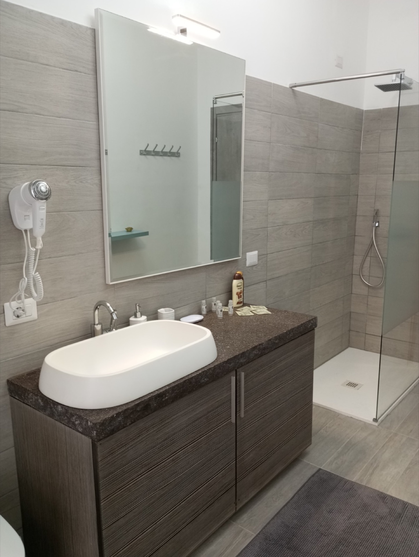 Bagno con lavabo e doccia